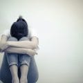 https://www.shutterstock.com/nl/image-photo/sad-woman-hug-her-knee-cry-381189358