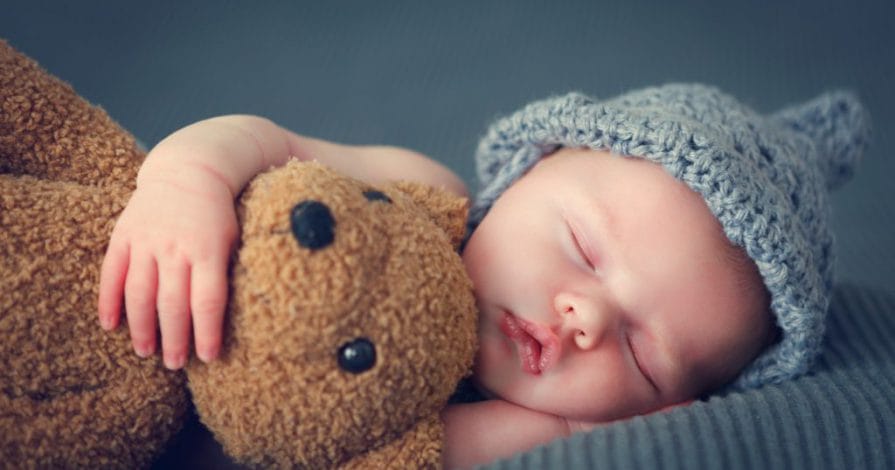 https://www.shutterstock.com/nl/image-photo/sleeping-newborn-baby-on-blanket-teddy-374384548