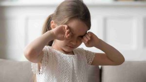 ogen wrijven kind bezoek orthoptist
