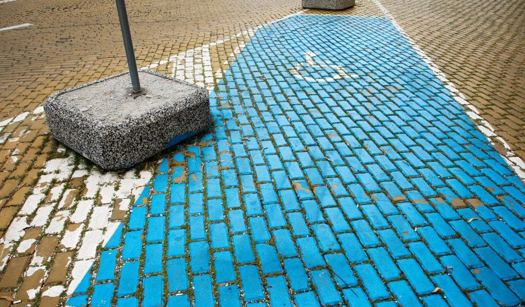 https://www.shutterstock.com/nl/image-photo/car-parking-space-disabled-drivers-1437353297