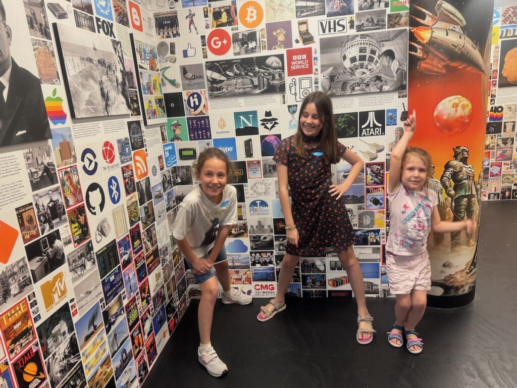 “Kinderen ontdekken interactieve tentoonstelling in het Evoluon in Eindhoven”