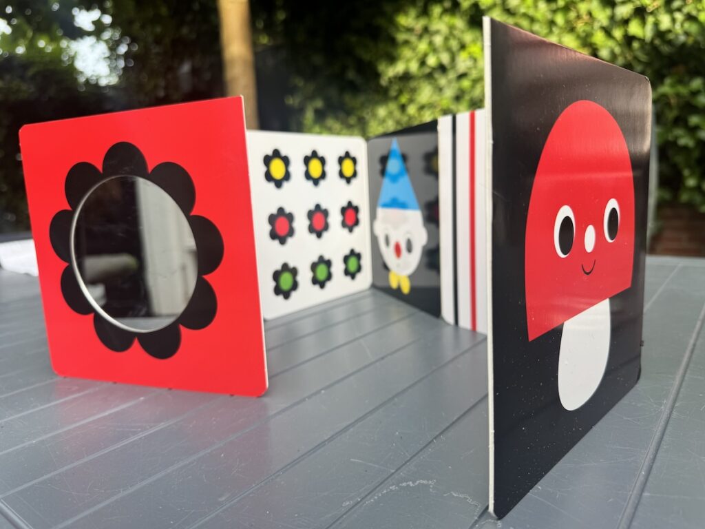 Interactief babyboekje 'Hello Baby Tummy Time' met spiegeltje, ideaal voor tummy time oefeningen.