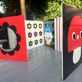 Interactief babyboekje 'Hello Baby Tummy Time' met spiegeltje, ideaal voor tummy time oefeningen.