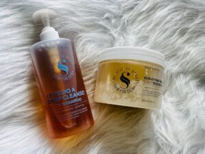 kin for Skin Let's Do A Deep Cleanse detox shampoo en Scrub That Scalp scrub paste op een zachte grijze faux fur ondergrond, samen in beeld gebracht voor een frisse en verzorgende uitstraling